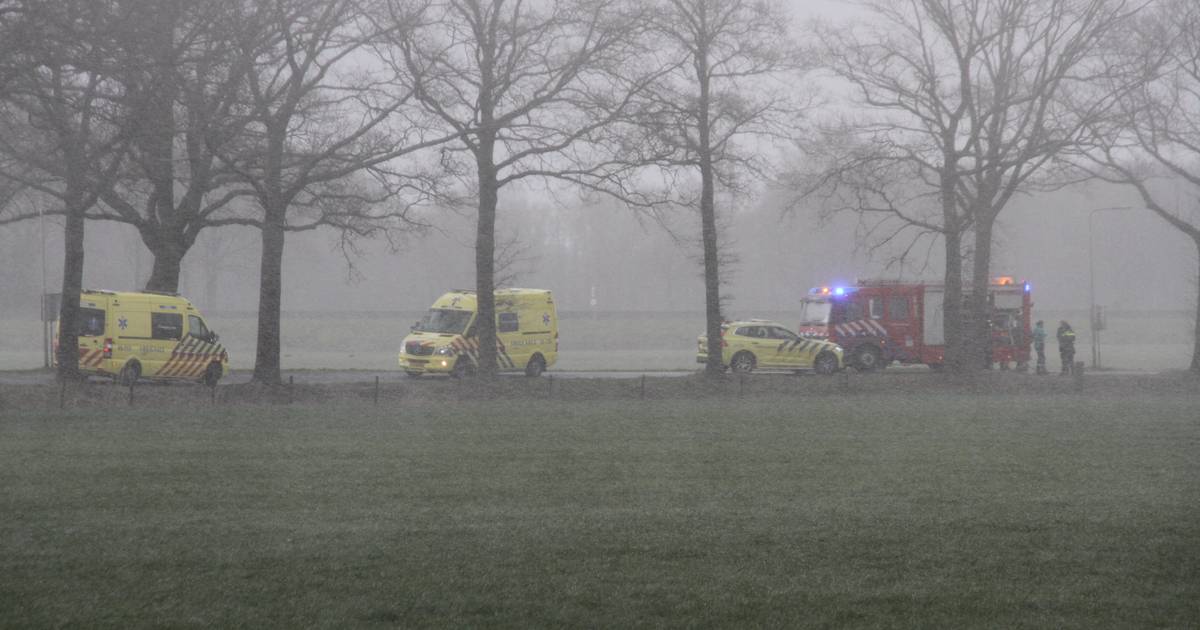 Dode bij ongeval in Enter: auto vloog in brand.