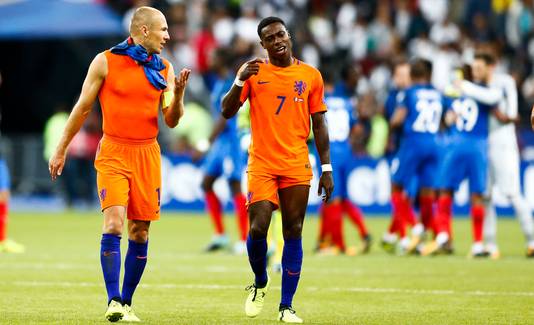 Quincy Promes en Arjen Robben balen na de vernedering tegen Frankrijk.