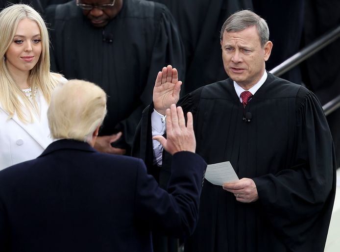 Roberts nam in januari 2017 de eed af van Trump als nieuwe president van de VS.