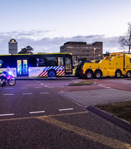 Kapotte IC-bus met coronapatiënten wordt na korte check in Radboudumc weggesleept naar Groningen