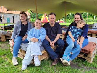 Nick en Inge lanceren zomerbar op historische hoeve ‘Ter Couttere’ in Zwevezele: “Perfect te combineren met bezoekje aan vernieuwd Kasteelpark”