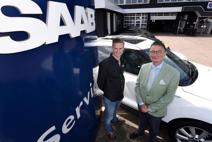 Eigenaar Dinant Fase (r) en zoon Dinant Fase junior van Saab-service-garage Fase Exclusief.