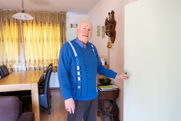 Joop den Ouden in zijn huidige eengezinswoning Beeld Martijn Gijsbertsen