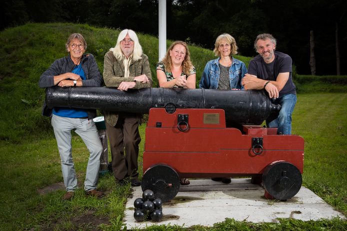 Bestuursleden van de historische vereniging de Ommerschans bij het kanon dat op de herstelde vestingwal bij de Balkerweg is geplaatst. Van links naar rechts voorzitter Jan Smits, William Janssen, Rosanne Farmer, Ans Esselink en Meindert Bollemaat.
