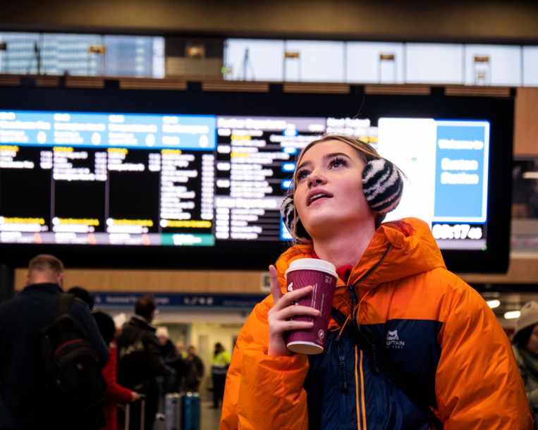 Een passagier op station Euston  in Londen bekijkt de vertrektijden.  Beeld Carlotta Cardana