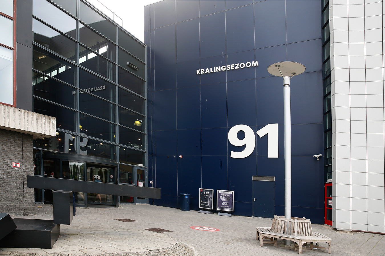 Gebouw Hogeschool Rotterdam op Kralingse Zoom nog zeker anderhalf jaar dicht Foto AD.nl