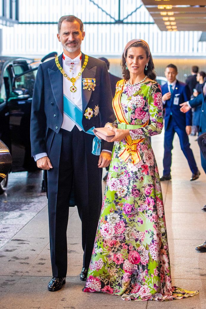 De Spaanse koning Felipe en koningin Letizia komen aan in het Keizerlijk Paleis voor de inhuldigingsceremonie van keizer Naruhito.