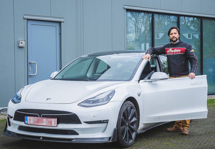 Jurgen Hindryckx bij zijn Tesla Model 3 die hij in september verkoopt.