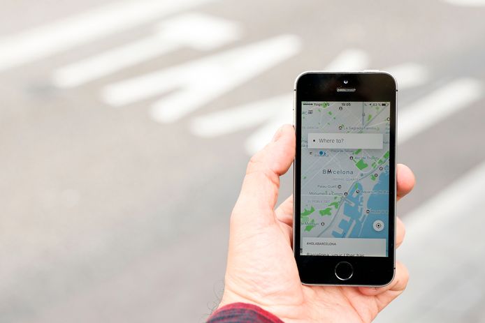 Gebruikers van taxidienst Uber kunnen hun chauffeur voortaan een fooi geven zonder cash geld op zak te hebben.