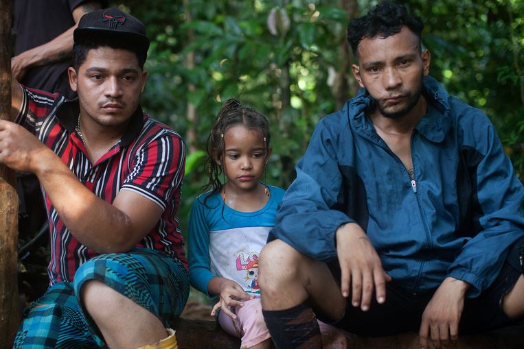 Johalber (24) en Ariana Aguero (6) rusten uit. Naast hen Yosen. Een kogel uit een Venezolaans legergeweer verminkte zijn gezicht. Beeld Carlos Villalon