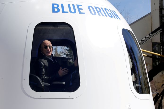 Archiefbeeld. Blue Origin-topman Jeff Bezos bij de voorstelling van een model van het ruimtevaarttuig New Shepard in 2017.