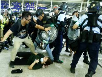Politie valt binnen in luchthaven Hongkong, rust weergekeerd