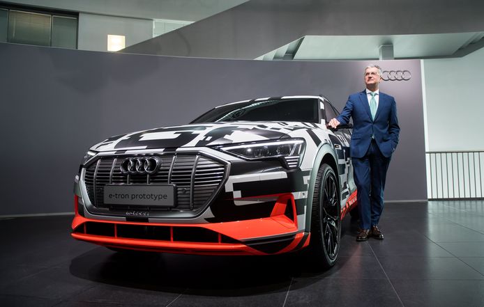 Rupert Stadler, ceo van Audi, naast de nieuwe e-tron.