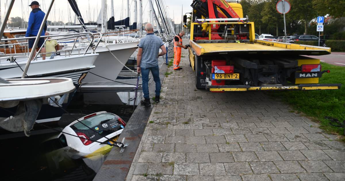 Schoonmaakster vergeet de handrem waarna auto zo de jachthaven inrolt
