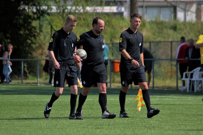 Scheidsrechter Gerrit de Pater (in het midden) stopt ermee. ,,Het plezier was weg.’’