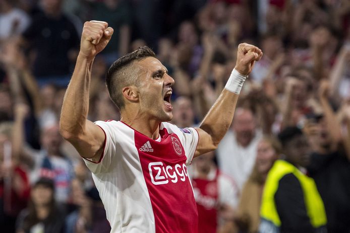 Dusan Tadic, de recordaankoop van Ajax, viert na de 3-1.