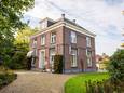 Het hospice aan de Bloemendalstraat in Dalfsen. Het bestuur overweegt vertrek uit het monumentale herenhuis.
