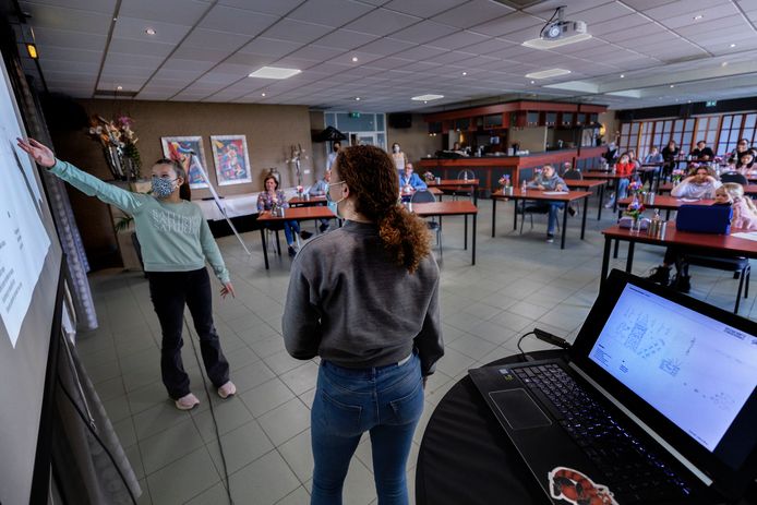 Sondervick-lleerlingen Julia Basten en Nina van den Broek (rechts) presenteren hun ontwerpen voor de graffiti voor het tunneltje tussen ASML en 't Witven.