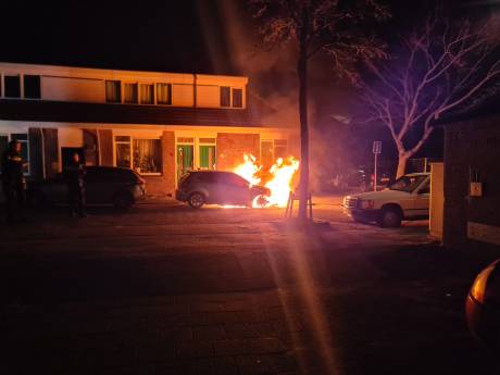 Auto pal voor huis Snoystraat in lichterlaaie: ‘Had heel anders kunnen aflopen’