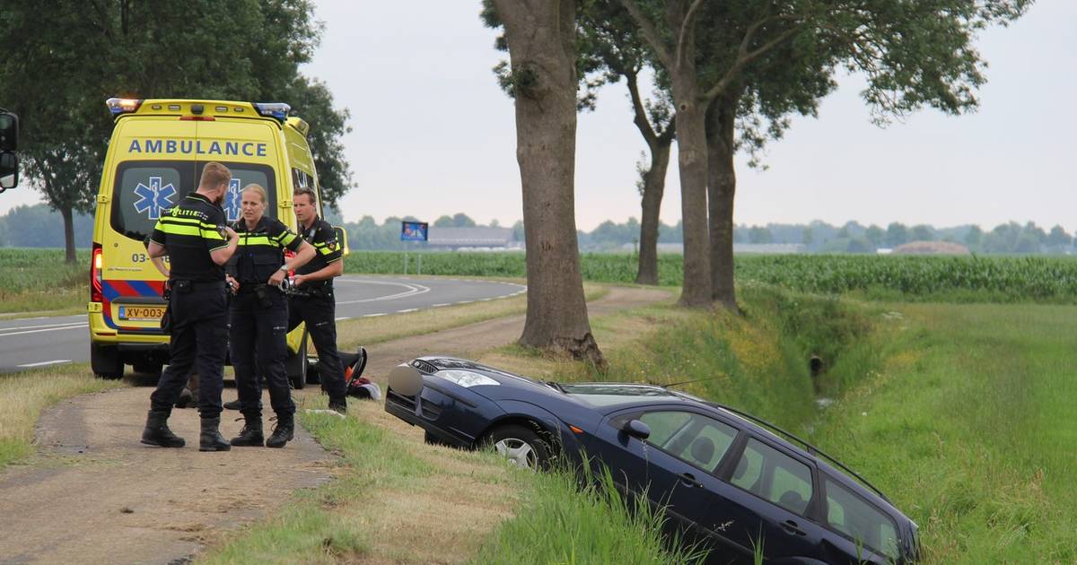 Ongeval in Scheerwolde: moeder met twee jonge kinderen in de sloot.