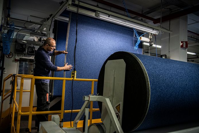 Oude kantoortegels worden ingezameld, uit elkaar gehaald en verwerkt tot nieuwe vloer tegels.