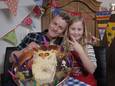 De Apeldoornse Eline (12) bakte in Taarten van Abel een uilentaart voor haar zieke zus.