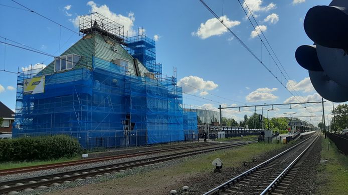 Stationsgebouw van Gilze en Rijen is gehuld in een blauwe bouwsluier. NS laat het pand dat acht jaar geleden nog gesloopt dreigde te worden helemaal opknappen.