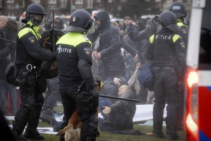 Ook op het Museumplein in Amsterdam liep het uit de hand.