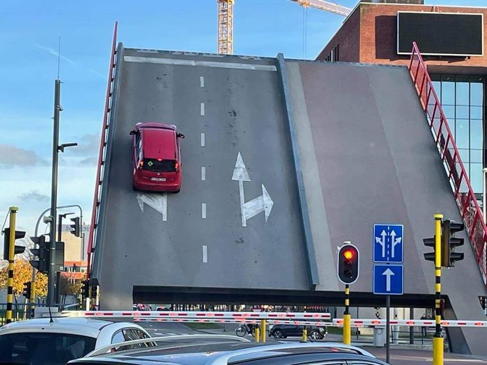 De auto stond al op de brug toen die omhoog ging.