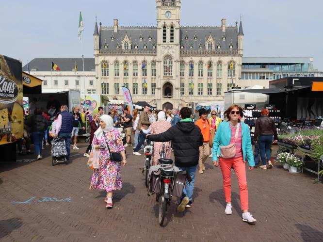 Donderdagse markt verhuist vanaf 16 mei naar Heymanplein: “Pas in juni 2025 keren kramen terug naar vernieuwde Grote Markt”