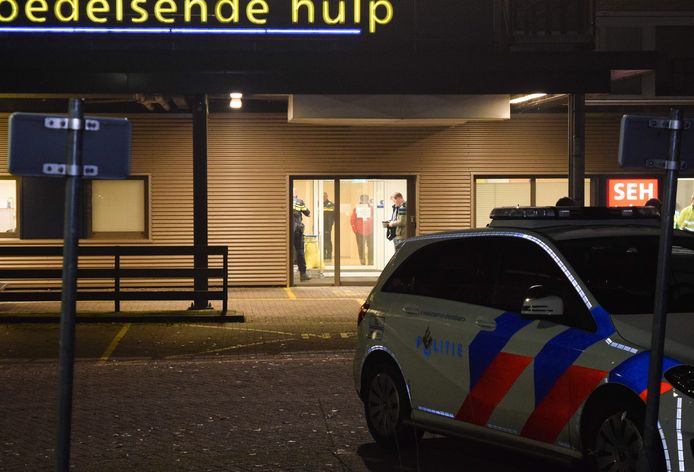 Politie bij het Slingeland Ziekenhuis in Doetinchem.