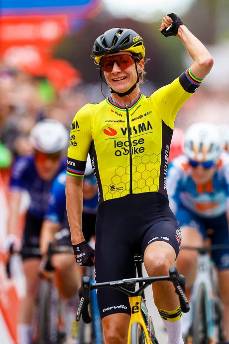 Oppermachtige Marianne Vos sprint in Vuelta naar 252ste zege in loopbaan