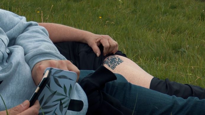 Katrien liet QR-code tatoëren om te ontsnappen aan speurders in 'Klopjacht'