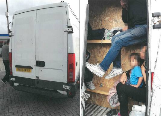 Een familie wordt in een geprepareerde bus met een dubbele wand de grens over gesmokkeld.