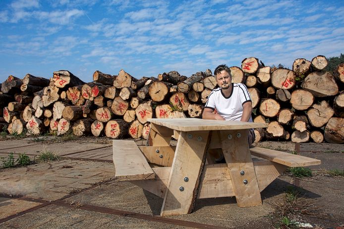 Tim van den Burg maakt meubels van bomen die in Breda zijn gekapt, zoals deze picknicktafel.
Foto Johan Wouters / Pix4Profs