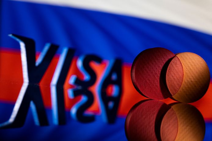 De logo's van Visa en Mastercard voor een Russische vlag, beeld ter illustratie.
