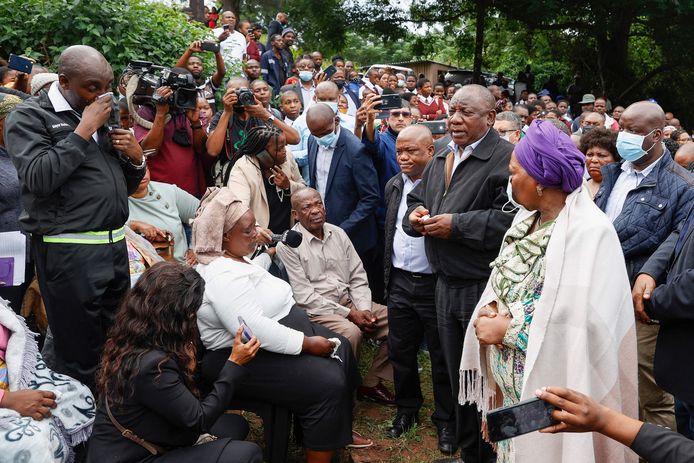 De Zuid-Afrikaanse president Cyril Ramaphosa heeft woensdag de overstroomde gebieden bezocht.