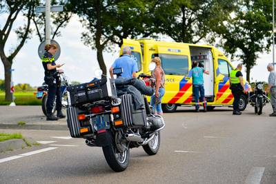 Man valt van snorfiets bij botsing met motorrijder in Liessel, raakt gewond door landing op asfalt