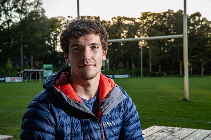 Leo van Mourik Broekman ontdekt het land van zijn vader, mede door te rugbyen in het eerste team van The Pickwick Players in Deventer.