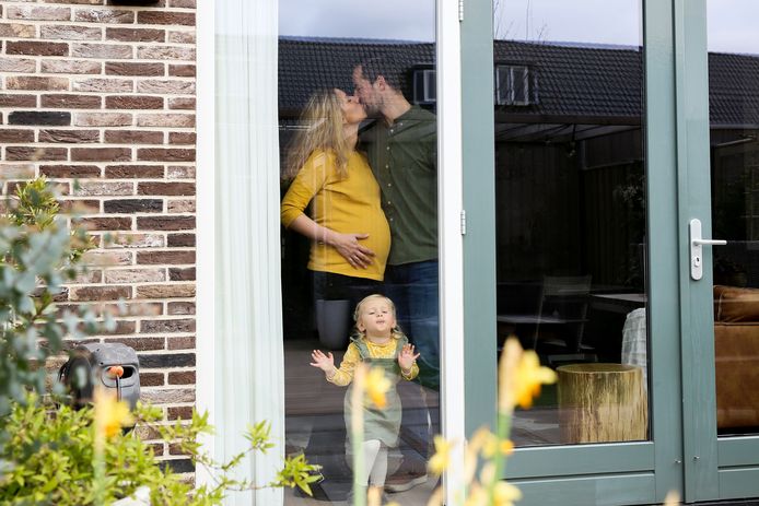De hoogzwangere  Daphne, vader Joeri en dochter Vayenn.