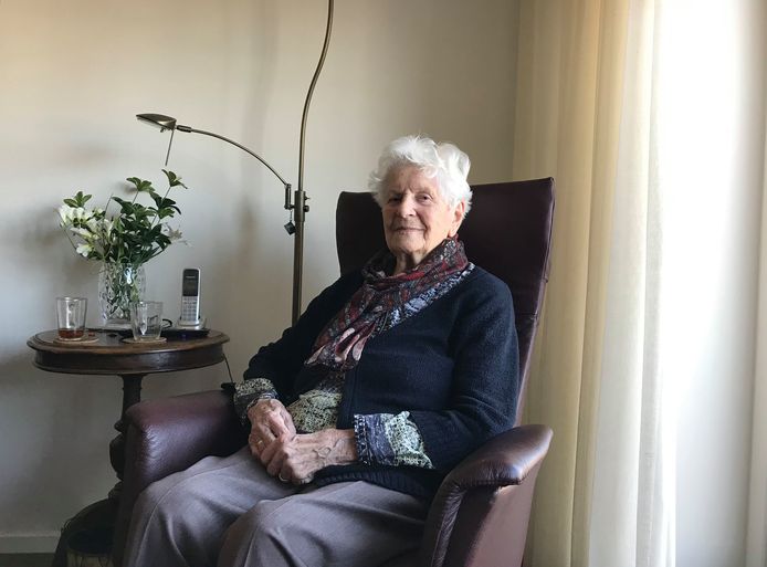 Lien (90), de oma van verslaggever Stefan Keukenkamp, krijgt de komende weken nauwelijks nog bezoek vanwege corona.