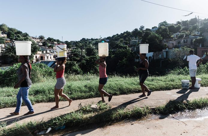Inwoners van een klein dorp in Zuid-Afrika moeten schoon drinkwater halen uit een gemeenschappelijke watertank.