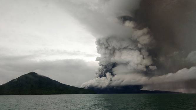 Le volcan Anak Krakatoa entre en éruption et émet un gigantesque panache de cendres