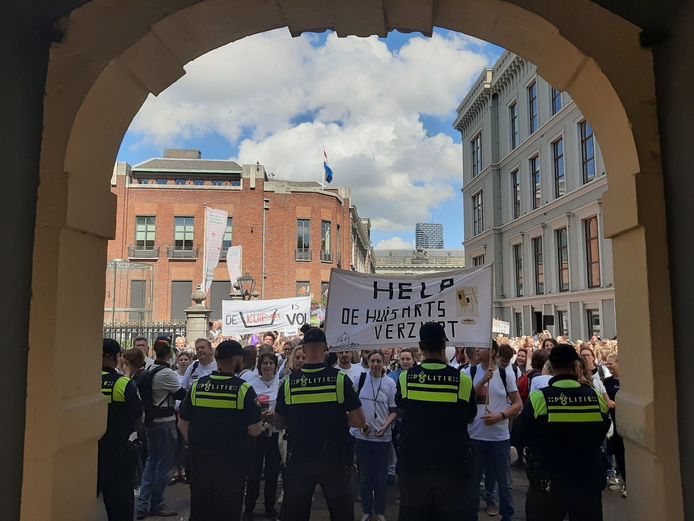 De demonstrerende huisartsen werden door de politie bij het Binnenhof tegengehouden.