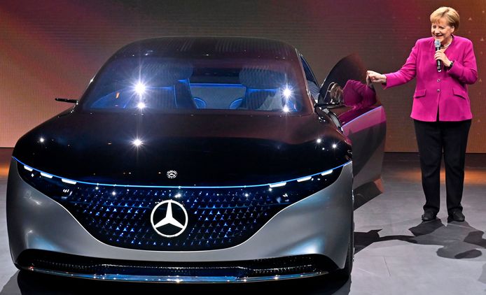 Angela Merkel bewondert bij de opening van de autoshow een conceptwagen van Mercedes: de volledig elektrische EQS. Hij vormt de basis voor een nieuw, elektrisch topmodel van Mercedes dat in 2021 te koop zal zijn.