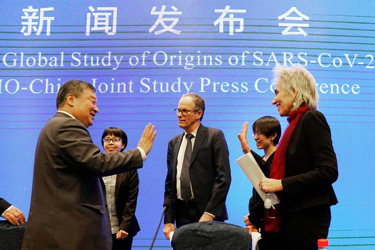 Onderzoekers Marian Koopmans (rechts) en Peter Ben Embarek (centraal) tijdens de presentatie van de eerste WHO-missie naar Wuhan begin dit jaar. Beeld AP