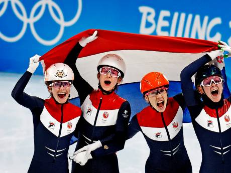 Gouden shorttracksters delen de feestvreugde, snowboarder geniet van kerngezond uitzicht