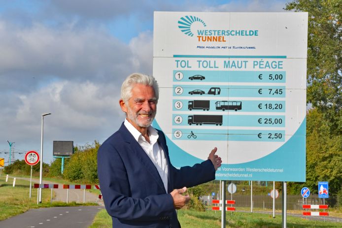 Hans Beaart bij een bord met de toltarieven voor de Westerscheldetunnel. Als het aan hem ligt, blijven die om de opbrengst te investeren in Zeeuws-Vlaanderen.
