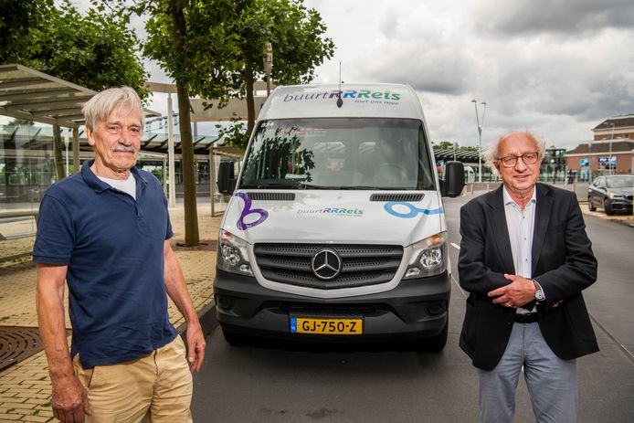 De buurtbus heeft het station in Apeldoorn als start- en eindpunt. Otto Verkerke (links) nam het initiatief voor de buurtbus in de wijk Berg en Bos, Harry Blom (rechts) deed dat voor Ugchelen.