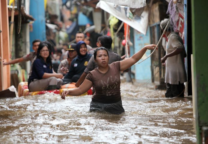 Ondergelopen straten in Jakarta door hevige regenval. Archiefbeeld ter illustratie.